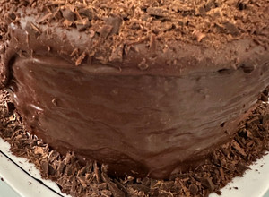Foto de Bolo de chocolate com brigadeiro branco e maracujá