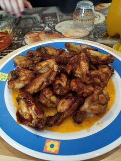 Una foto de Alitas de pollo a la barbacoa en olla GM