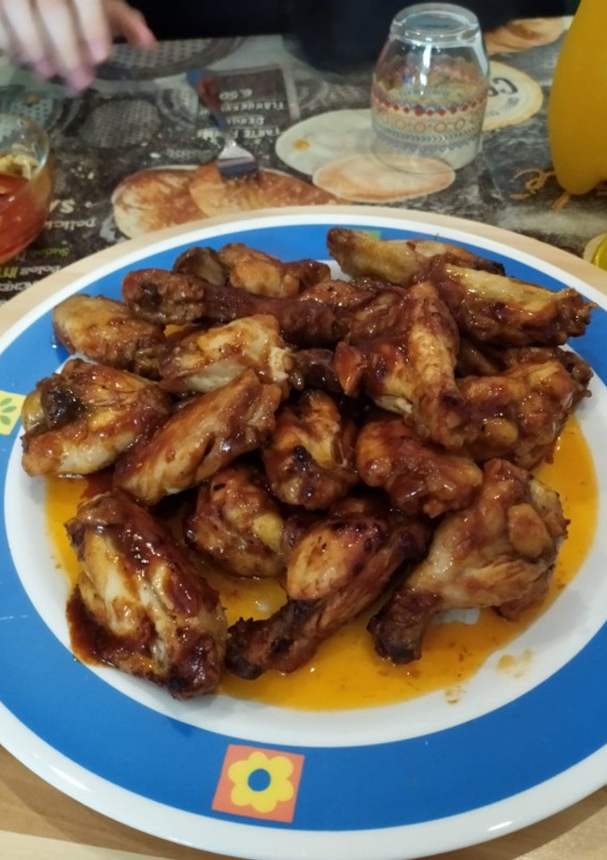 Una foto de Alitas de pollo a la barbacoa en olla GM