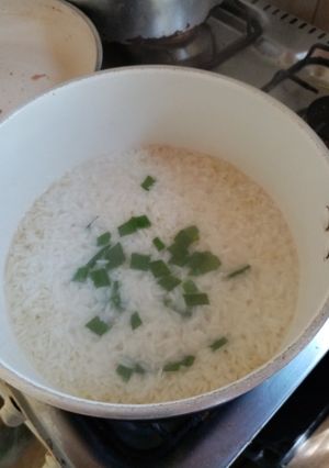 Una foto de Arroz frito con cebolla
