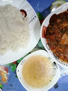 صورة لوصفة سبانخ مطبوخه ولحمه وشوربه وأرز أبيض