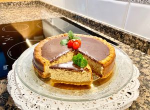 Una foto de Pastel con queso mascarpone y café (Cake with mascarpone cheese and coffee)