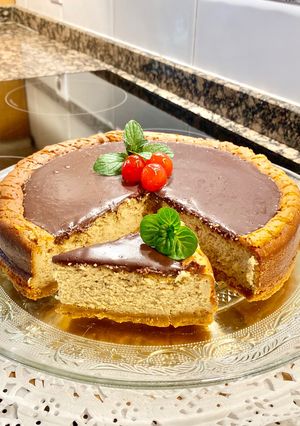 Una foto de Pastel con queso mascarpone y café (Cake with mascarpone cheese and coffee)