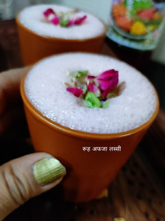 रूह अफ्जा लस्सी (Rooh Afza Lassi Recipe in Hindi) रेसिपी मुख्य फोटो