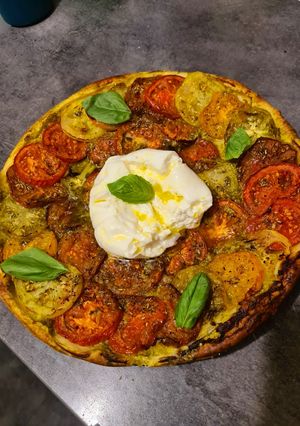 Une photo de Tarte fine à la tomate et burrata