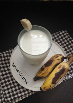 बनाना मिल्क शेक (banana milkshake recipe in Hindi) रेसिपी मुख्य फोटो