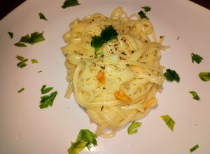 Una foto de Linguine al ajo y oliva