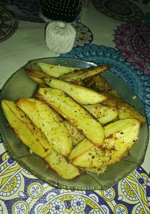 Una foto de Papas rústicas con cáscara