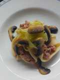Caracolas rellenas de carne, acompañadas de repollo y champiñones