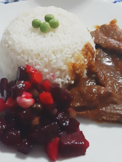 Una foto de Asado de carne con ensalada rusa del Perú