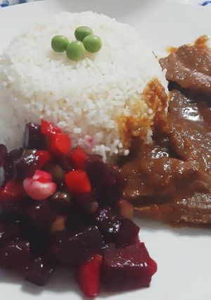 Una foto de Asado de carne con ensalada rusa del Perú