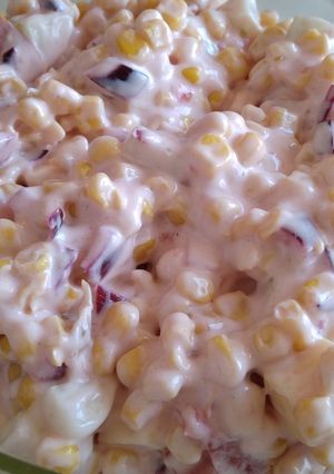 Lilahagymás kukoricasaláta extrákkal recept fotója