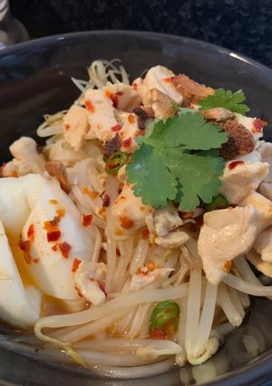 รูปของ ก๋วยเตี๋ยวไก่ต้มยำ แห้ง ใส่ไข่
