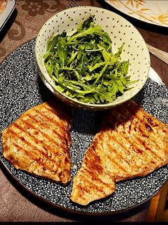 Una foto de Atún rojo con salsa teriyaki, jengibre y un toque ahumado con ensalada de rúcula