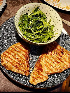Una foto de Atún rojo con salsa teriyaki, jengibre y un toque ahumado con ensalada de rúcula