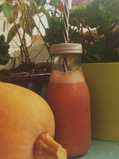 Una foto de Smoothie fitness de fruta y agua de coco