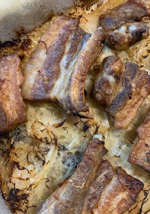 Sült oldalas savanyú káposzta ágyon recept fotója