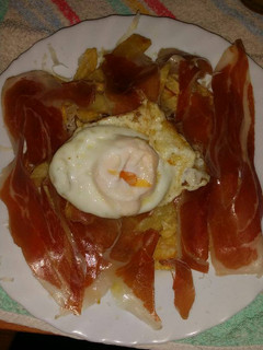 Una foto de Huevo roto con patata, jamon y queso