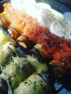 Una foto de Canelones de berenjena rellenos de verduras