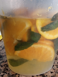 Una foto de Agua de naranja y hierbabuena, para ayudar a la digestión