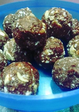 गुड और काजू का लड्डू (gud aur kaju ka laddu recipe in hindi) रेसिपी मुख्य फोटो