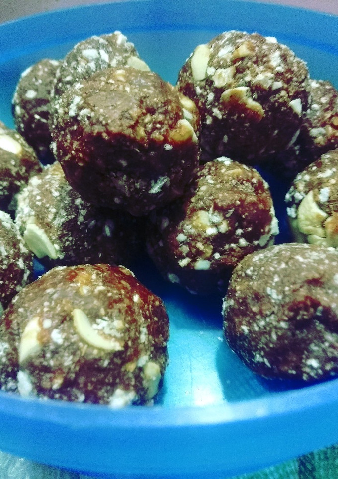 गुड और काजू का लड्डू (gud aur kaju ka laddu recipe in hindi) रेसिपी मुख्य फोटो