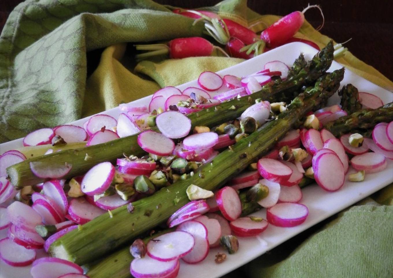 Asperges vertes rôties aux pistaches, croquant de radis roses