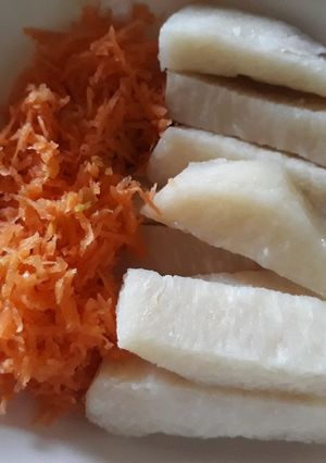 A picture of Boiked yam with grated carrots.