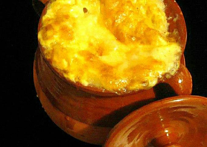 Guida passo passo a Fai Ultimate Zuppa di Cipolle con Uovo Pane Tostato ed Emmenthal