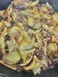 Papas fritas con cebolla y tocineta