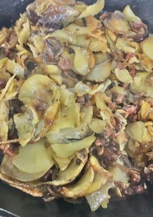 Una foto de Papas fritas con cebolla y tocineta