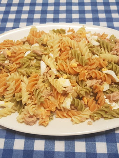 Una foto de Ensalada de pasta con huevo y atún