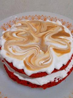 Una foto de Red velvet con Chantilly y caramelo