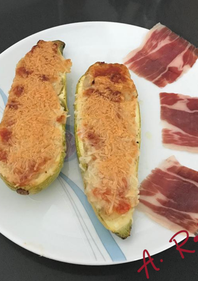 Una foto de Calabacín relleno de atún