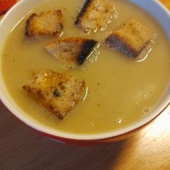 A picture of Chicory and apple soup with croutons.