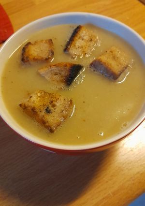 A picture of Chicory and apple soup with croutons.