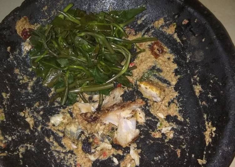 Lotek kangkung ikan asap