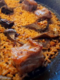 Una foto de Arroz de costillas y alcachofas