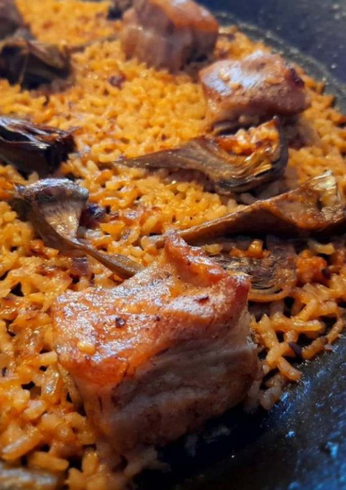 Una foto de Arroz de costillas y alcachofas