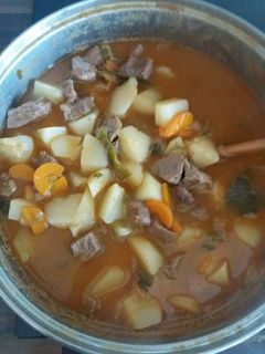 Una foto de Guiso de ternera con salsa al gusto de vino tinto 😋