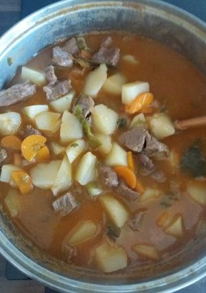 Foto principal de Guiso de ternera con salsa al gusto de vino tinto 😋