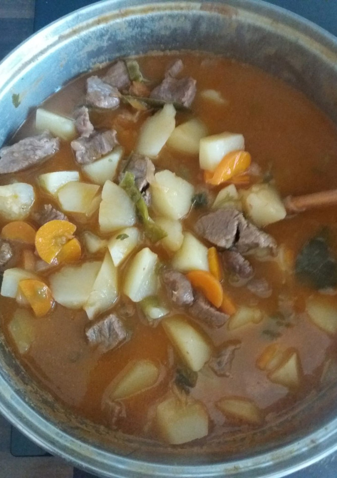 Una foto de Guiso de ternera con salsa al gusto de vino tinto 😋