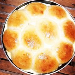 A picture of Milk buns.
