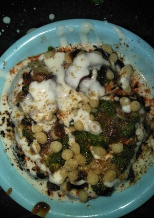 A picture of Dahi bhalla.