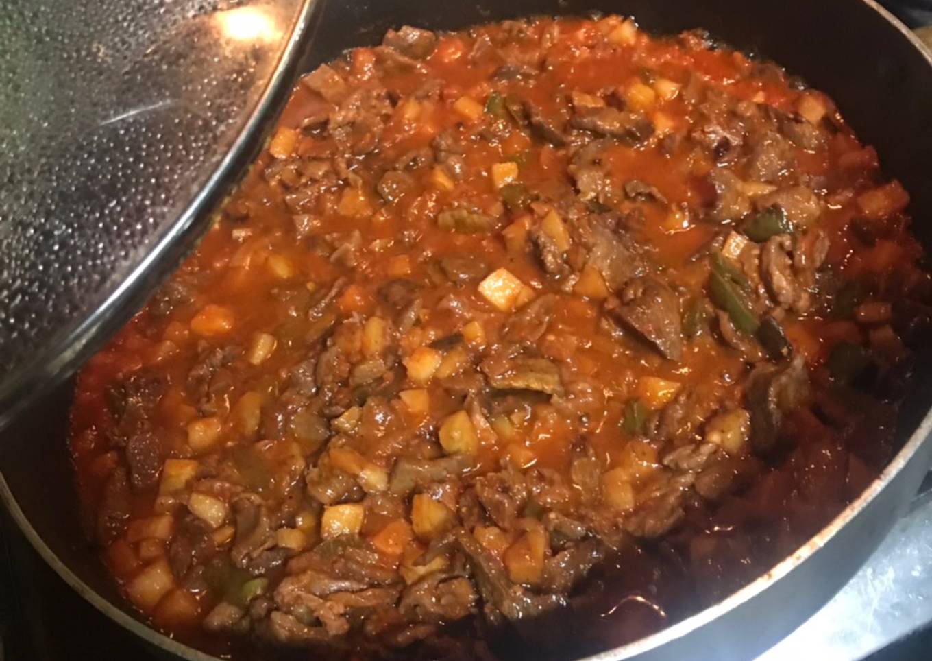 Bistec con papas en puré de tomate