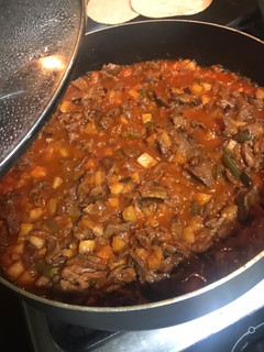 Una foto de Bistec con papas en puré de tomate