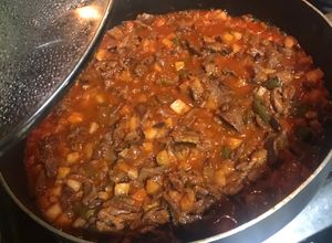 Una foto de Bistec con papas en puré de tomate