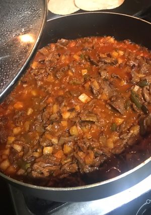 Una foto de Bistec con papas en puré de tomate
