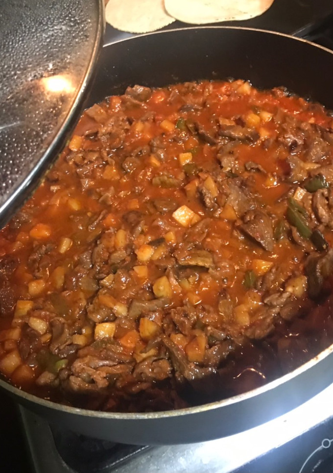 Una foto de Bistec con papas en puré de tomate