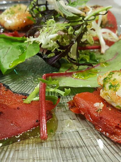 Una foto de Ensalada de pimientos y gambas